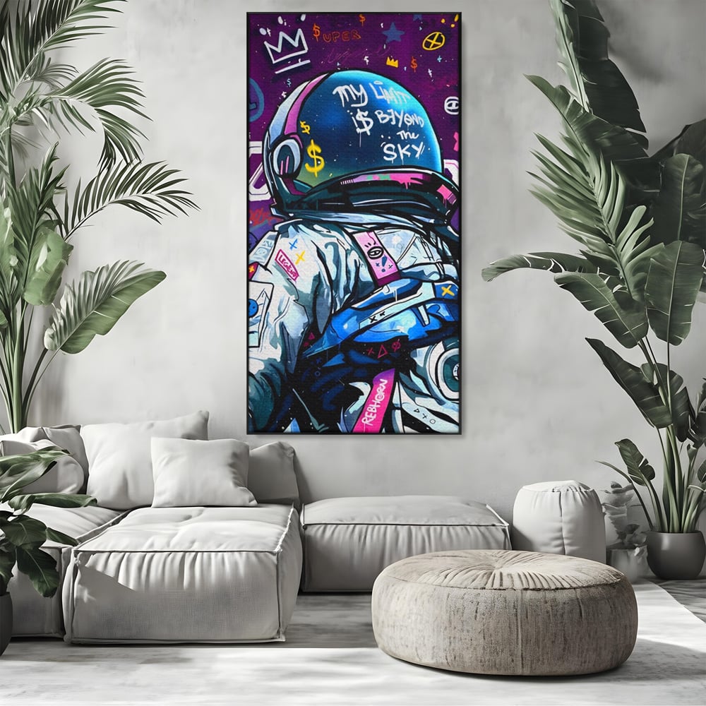 Tablou canvas cu tablou canvas cu astronaut graffiti, in rama de aluminiu negru, pe perete intr-un living
